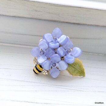 紫陽花とミツバチの帯留め（ブルー系）の画像