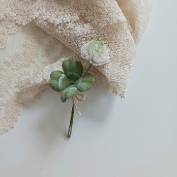 染め布花☆四つ葉のクローバーとしろつめくさのコサージュの画像