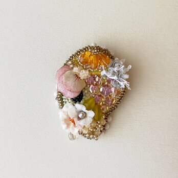 ビーズ刺繍のブローチ　花と果実 no.3の画像