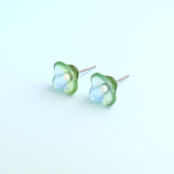 ヴィンテージガラスとパール｜透明な花のピアス/ノンホールピアス［グリーンブルー］　pag055の画像