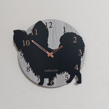 【ラッピング無料】名入れ・文字入れ ワンちゃん はみ出し壁掛け時計 パピヨン　黒 静音時計の画像