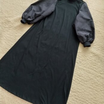 ブラックドットお袖のパフスリーブカットソーワンピースの画像
