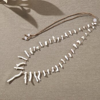 ホワイト枝珊瑚のネックレスの画像
