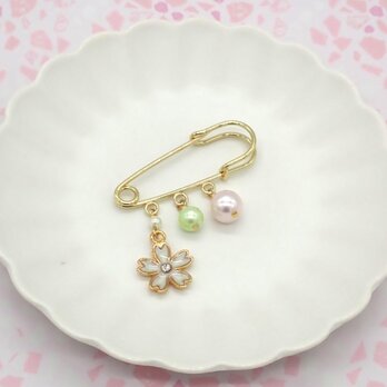 さくら色パールとお花のチャームのブローチ