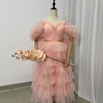 華やか 柔らかく重ねたチュールスカート ピンク パーティードレス オフショルダー 背中見せ 花嫁/前撮りの画像