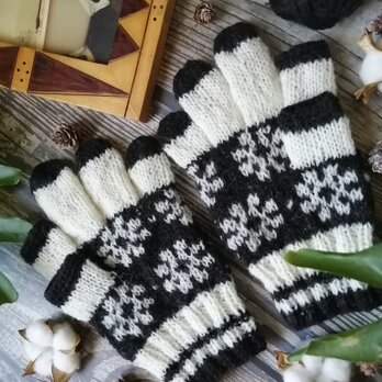 白と黒の花模様編みスマホ対応手袋の画像
