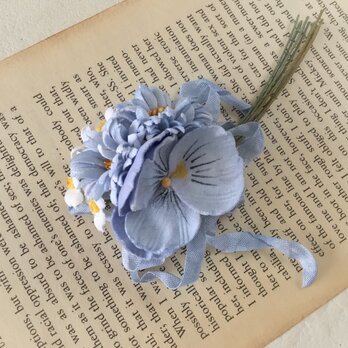 染め花とくしゅくしゅリボンの小ぶりな花束コサージュ(ライトブルーパープル)の画像