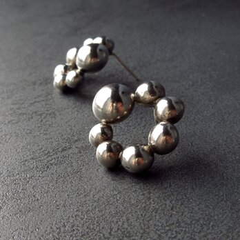 繋がりをイメージしたシルバーピアス