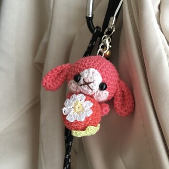 コーラルピンク色ロップイヤー♡小さな癒し系★見守り隊★大事な赤色イチゴをギュッ！鈴付きストラップ｜ボールチェーンの画像