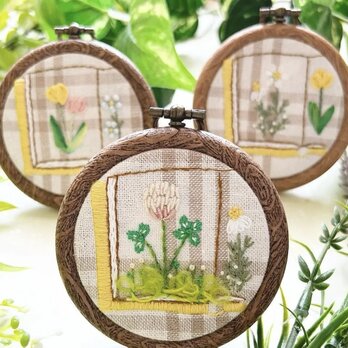 【刺繍】植物図鑑 シロツメクサ ／手刺繍／お花刺繍／ミニサイズ／送料無料／ラッピング無料／刺繍枠／刺繍フレーム／お花の画像