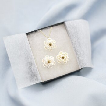 ギフトセット　椿のネックレスとピアスorイヤリングのセット　白/母の日　ギフト　福袋　和小物　贈り物　薔薇の画像