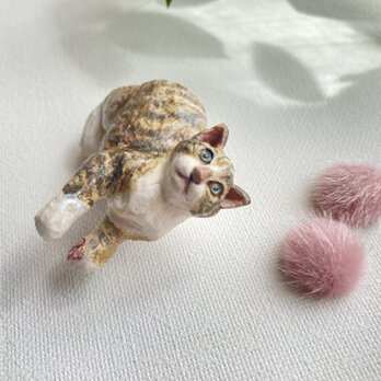 木彫りの寝・飯猫のブローチ（ちびキジA）の画像