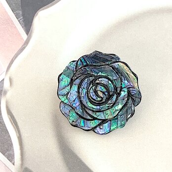 螺鈿ブローチ 青貝螺鈿 薔薇モチーフ 黒漆 漆アクセサリー：伝統工芸 金沢漆器 螺鈿ジュエリーの画像