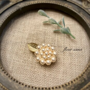 flower motif  シルキーパールとメタルチャームのブローチ  cream・goldの画像