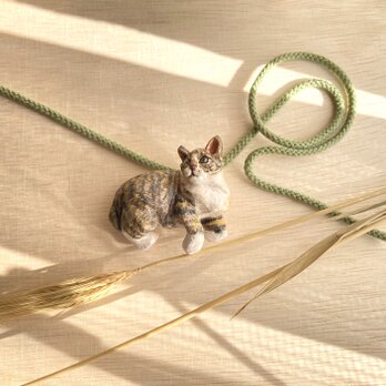 木彫りの寝・飯猫ブローチ　（ちびキジB）の画像