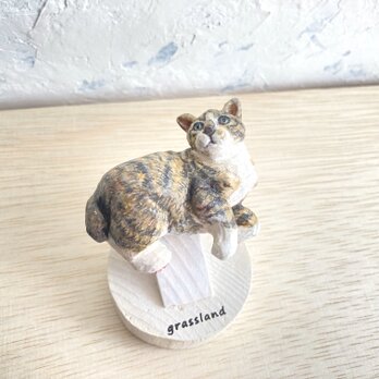 木彫りの寝・飯猫ブローチ　（ちびキジB）の画像