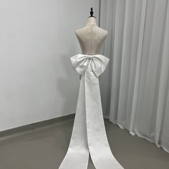 ふっくら柔らかなバックリボン オフホワイト 前撮り 光沢感 花嫁/ウェディングドレスの画像