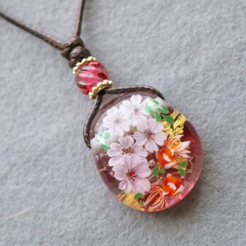 桜と金魚のとんぼ玉ガラスペンダント　金箔入りの画像