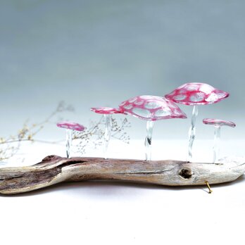 ガラスのキノコ　置物　オブジェ　紫ピンクうろこマダラ5本の画像