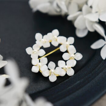 【ブローチ】ガクアジサイ（額紫陽花）のリース ホワイトの画像