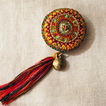 2wayで使えるカラフル刺繍ブローチ　タッセル取り外し可の画像