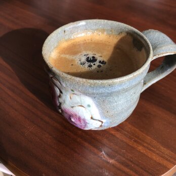 梅の花が華やかなマグカップ大容量でスープやシリアルカップとしても使える。陶器製コーヒーカップの画像