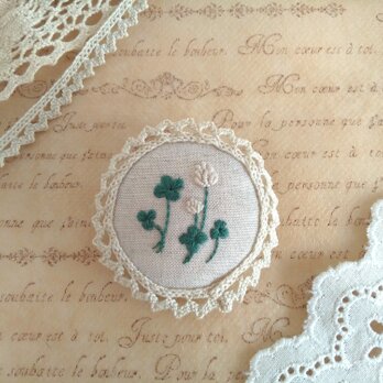 クローバー刺繍の可愛いブローチの画像