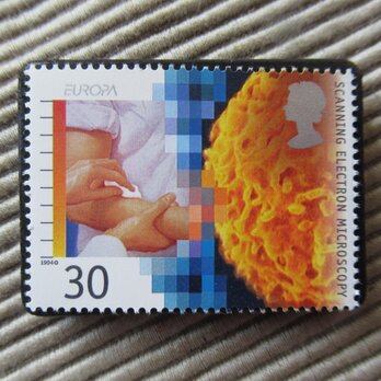イギリス　切手ブローチ 9605の画像