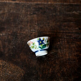 青い花が可愛い◆九谷焼　色絵金彩小ぶり猪口　丁寧な暮らしに。昭和レトロ　器　骨董好きにも。の画像
