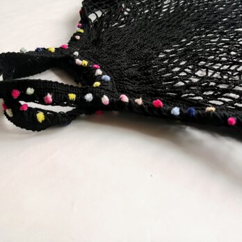 ポンポン毛糸の手編みの飾り　黒いメッシュバッグ　マルシェバッグ　ネットバッグ　エコバッグ　コンパクトの画像
