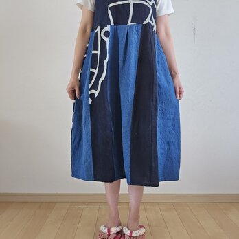 着物リメイク　手作り　筒描きと藍の濃淡　ジャンパースカートの画像