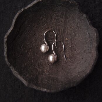 【Gray／Small】Baby Spoon Pearl Earrings／ベビースプーン パールピアス（silver）の画像
