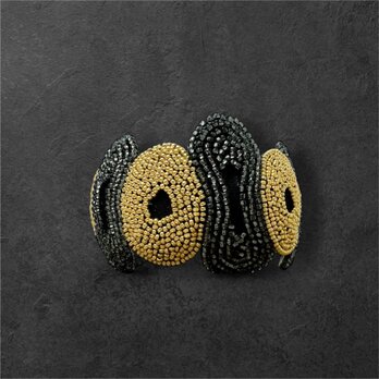 ビーズ刺繍　ゴールドとダークグレーの刺繍バングル　～リュネビル刺繍～