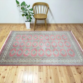 パキスタン絨毯 ラグ 194ｘ139cm 軽くて畳める手織りラグ ピンク 桃色 桜色 手織り 絨毯 トライバルラグの画像