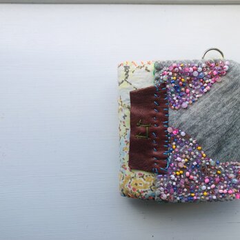 財布　布財布　ハンドメイド　手縫い　刺繍　パッチワーク　二つ折り　1979の画像