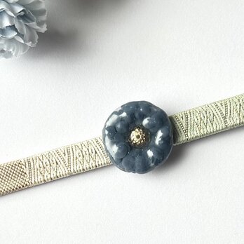 陶器風ネモフィラの帯留め スピカ色◾︎仕上げ金具をポニーフック、ブローチに選択可能の画像