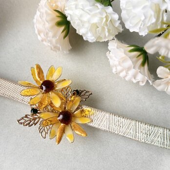 ひまわりの帯留め・ブローチ（2way）   ガラス 鮮やかなイエロー◾︎仕上げ金具をポニーフックに選択可能 向日葵の画像