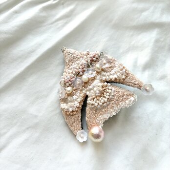 "Angel flower bird" 天使のようなあたたかみのある肌色カラーの花鳥　刺繍鳥ブローチの画像