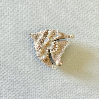 "Angel flower bird" 天使のようなあたたかみのある肌色カラーの花鳥　刺繍鳥ブローチ