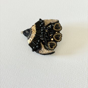 "Cute black heart bird" ハートのしっぽをもった鳥さん　刺繍鳥ブローチ