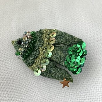 "草原の夜の星鳥" 草木染め糸を使った刺繍鳥ブローチの画像