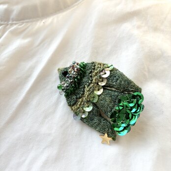 "草原の夜の星鳥" 草木染め糸を使った刺繍鳥ブローチの画像