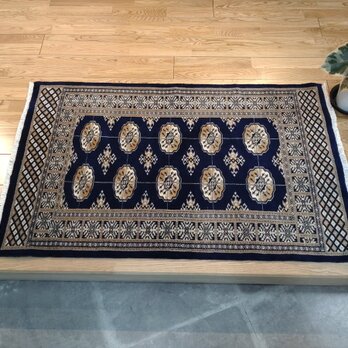 目玉品：新規入荷】パキスタン絨毯 ハイクオリティ マット大　126x78cm　ボハラデザイン　ネイビーの画像