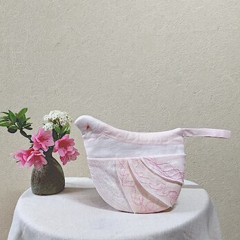 淡いピンク色を重ねた鳥さん鍋つかみ～刺しゅうを施していますの画像