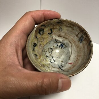女性の絵が可愛い酒器50ml程度の飲み切りサイズ。オシャレなぐい呑みの画像