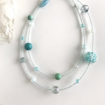 ペールブルー の ビーズボール ロングネックレス クリア 水色