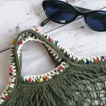 ネットバッグ　ポンポン毛糸の手編みの飾り　オリーブ　エコバッグ　メッシュバッグ　マルシェバッグ　コンパクトの画像