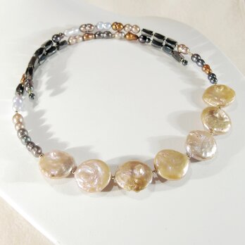 本真珠（淡水パール）とヘマタイトのネックレス（フリーサーズ、形状記憶ワイヤー、磁性を帯びたヘマタイト、双子の淡水パーツ）の画像