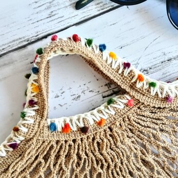 手編みのポンポン毛糸で飾ったネットバッグ　メッシュバッグ　マルシェバッグ　エコバッグ　モカ色　の画像
