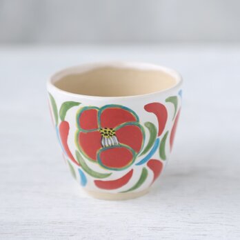 水面に浮かぶ赤い椿花のカップの画像
